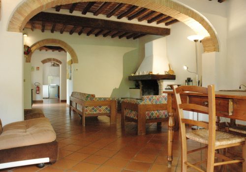 Il camino nella sala dell’agriturismo Il Pavone